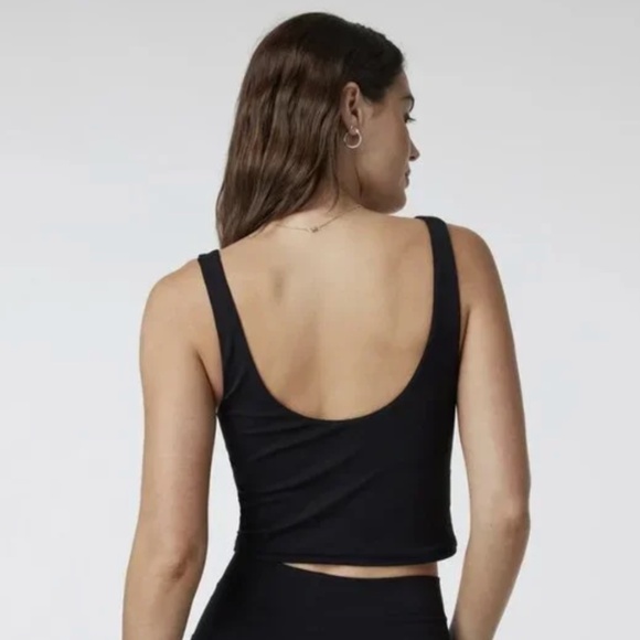 Vuori Daily Crop Black in Size Medium - Picture 2 of 4